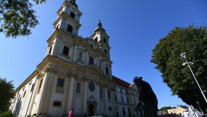 Pár dní pred návštevou pápeža sa diskutuje o zmenách pravidiel. Omše možno nebudú len pre zaočkovaných