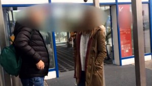 Sociálny experiment v uliciach Bratislavy. Tínedžerka si pýtala cigaretu