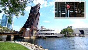 Žena (55) zostala uväznená na padacom moste