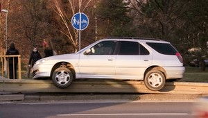 Kuriózna nehoda v Nitre. Mladík skončil s autom na zvodidlách
