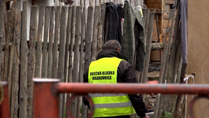 Bratská hádka skončila útokom na policajtov. V cele napokon skončilo päť ľudí