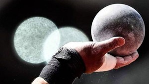 Na športovom podujatí zomrel rozhodca. Zasiahla ho vrhnutá guľa