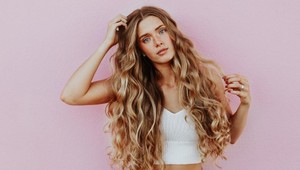 Žena si objednala parochňu: Neuveríte, čo si našla v balíku!