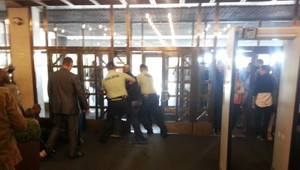 Revolúcia v parlamente, vzbúrencov vyviedla polícia