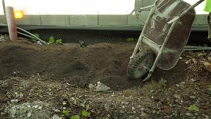 Šokujúci nález na záhrade rodinného domu. V navozenej zemine objavili ľudské pozostatky