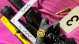 Enviropolicajti zaistili nelegálne zbrane a strelivo. Muža podozrievali z pytliactva