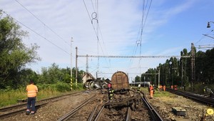 Vykoľajenie vlaku odstavilo obe koľaje. V tomto úseku premávať vlaky nateraz nebudú