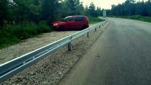 Šok pre turistu. Išiel na niekoľkodňovú túru, jeho auto zázračne obklopili zvodidlá