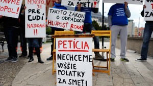 Aktivisti protestovali pred prezidentským palácom proti zákonu o odpadoch