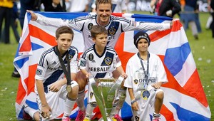 Beckham (37) na záver pôsobenia v LA Galaxy oslavuje trofej