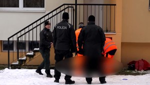 Na mínusové teploty doplatil 60-ročný muž. Policajti ho našli pod schodmi paneláku