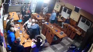 Žena napadla majiteľa krčmy, nevyhla sa ani zákazníkom