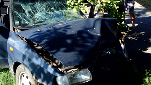 Nezvládol prejazd zákrutou a čelne vrazil do stromu. Pri dychovej skúške mu namerali tri promile