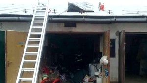 Podkrovie zachvátili plamene. Dvaja tínedžeri skončili v nemocnici