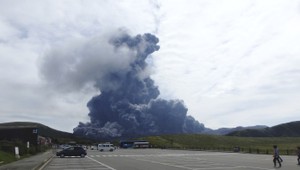 V Indonézii vybuchla sopka, stovky turistov sú nezvestní