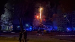 Garáž na Drieňovej stále neuhasili. Boli tam aj veterány, ktorých cena sa šplhá k miliónu