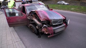 Skončil s autom v múre firmy. Po nočnej ho zmohla únava