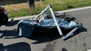 Na D1 sa zrazil motocyklista s uvoľneným strešným stanom. Nehoda obmedzila dopravu