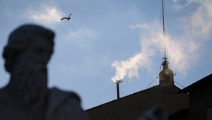 Svet má nového pápeža. Z komína Sixtínskej kaplnky ide biely dym