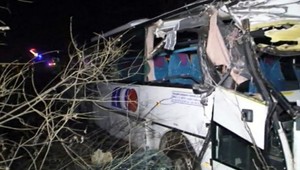 Pri Banskej Bystrici sa zrazil autobus plný cestujúcich s autom