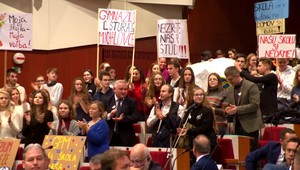 Košickí stredoškoláci vyvolali rozruch. S transparentmi prišli protestovať na zastupiteľstvo