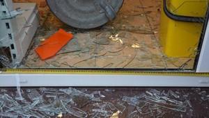 Muž sa pre svoje chúťky vlámal do potravín, použil na to netradičný predmet