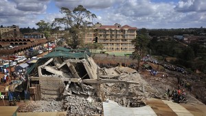 Pád budovy zabíjal