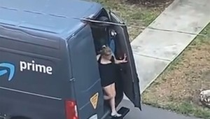 Prichytená: Polonahá žena vyskočila z dodávky