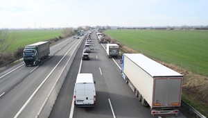 Tragédia na diaľnici: Seniorka si pomýlila dvere na toaletu a zahynula pod kolesami auta