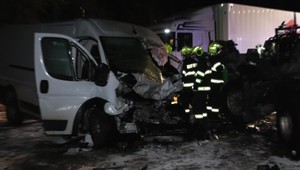 Pri vážnej dopravnej nehode sa zranili dve osoby. V noci bola uzavretá aj diaľnica