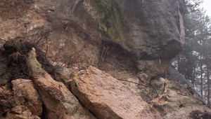 Mimoriadna situácia po prívalových dažďoch. Zosuv pôdy ohrozuje cestu prvej triedy