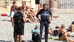 Vyzlečte sa! Vo Francúzsku idú tvrdo proti burkinám