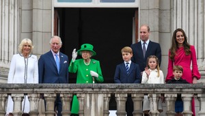 Oslavy sa skončili, kráľovná si na záver prichystala dokonalé prekvapenie! A netajila dojatie!