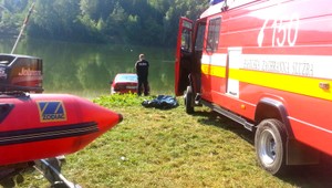 Priehrada pochovala rybára, zostal uväznený v aute