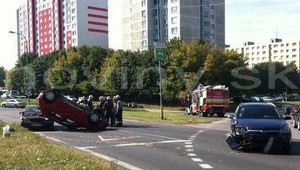 V bratislavskej Petržalke skončilo auto na streche