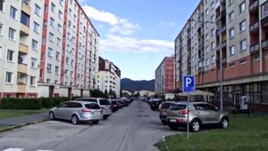 Psychiatrický pacient terorizuje susedov. Alarmujú políciu a berú lieky na spanie