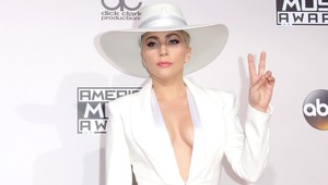 Lady Gaga už nie je sama. Horúce BOZKY zrelého muža!