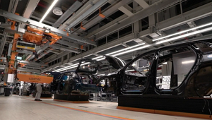 Dolár posilnil, euro oslabilo: Ako colná dohoda USA ovplyvní Slovenské automobilky?