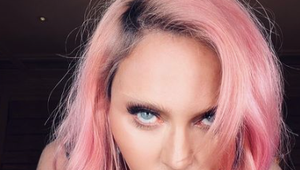 Madonna dočista zošalela?! Ukázala holé prsia a v živom vysielaní užívala drogy!