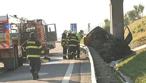 Tragická nehoda na diaľnici D1. Vodič po silnom náraze zhorel v aute