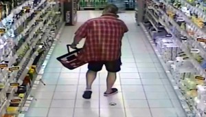 Zlodej ukradol čokolády za viac než 500 eur. Ukryl ich tam, kam jedlo nepatrí