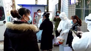 Medzi obeťami koronavírusu je aj riaditeľ nemocnice vo Wu-chane. Počet obetí stúpol na 1800