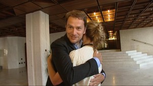 Parlamentné objímačky. Poslanci si padali do náručí