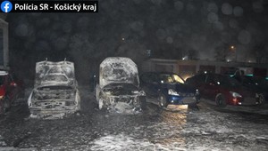 Polícia pátra po nočnom fantómovi. V uliciach Michaloviec podpálil autá