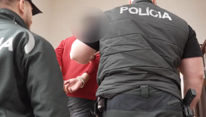 Mladík s nožom útočil v predajni: Súd ho poslal do väzby, no otec žiada liečbu