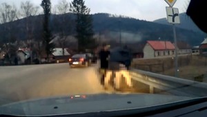 Vodič predbehol iné auto. Jeho posádka ho za to dobila, vytiahli aj zbraň