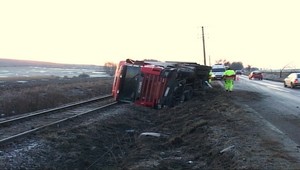 Kamión s potravinami havaroval na železničnej trati