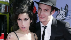 Vinili ho zo smrti Amy Winehouse, teraz prišla ďalšia rana! Zomrela aj matka jeho detí!