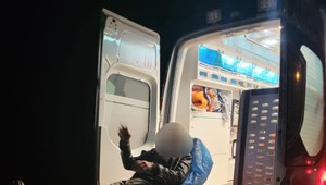 Topiaceho muža zachraňovali policajti. Z rybníka kričal o pomoc