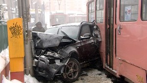 Električka rozpučila o stĺp luxusné auto. A ešte zachytila aj chodkyňu